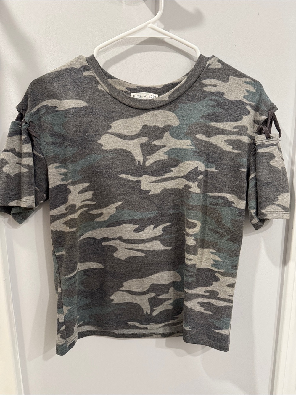 Fitz + Eddy Girls' Gray Camo Short Sleeve Top